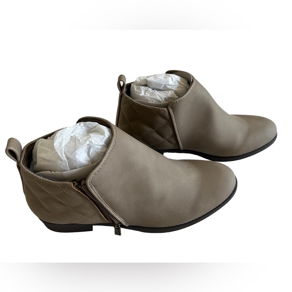 NWT Nine West Girls Suede Ankle  Boot, Taupe Color, Size Kid 6 - Picture 2 of 9